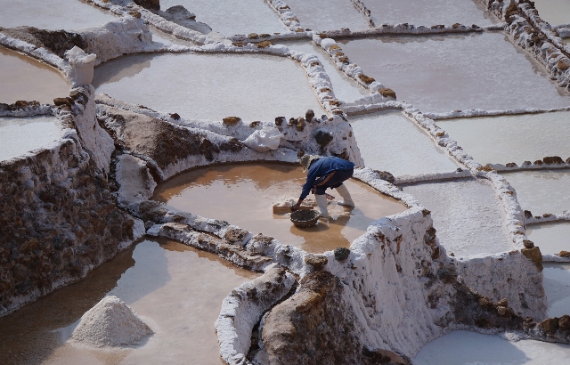 a man standing on top of a snow covered ground_副本